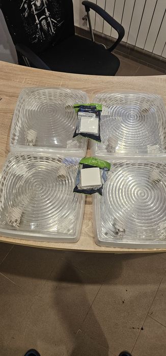 Cztery lampy sufitowe