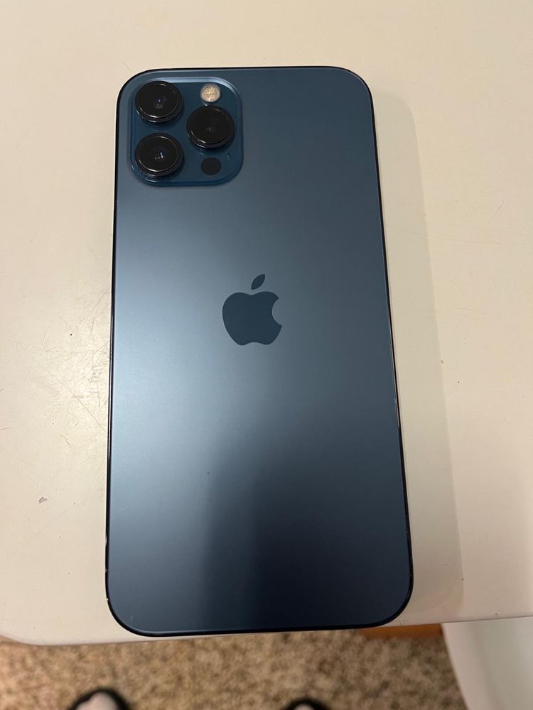 Iphone 12 pro max com ecra estalado