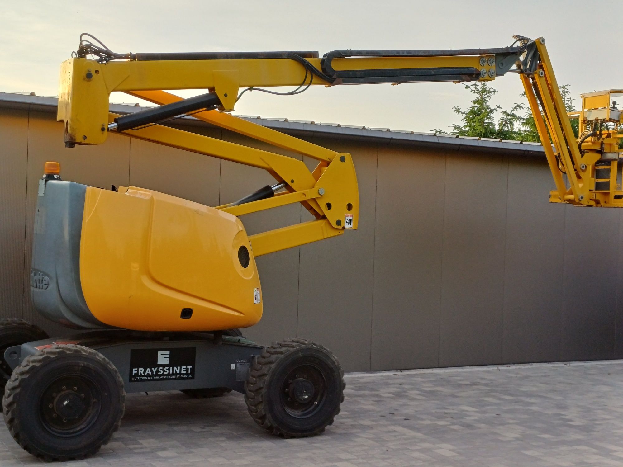 Podnośnik koszowy spalinowy terenowy 4x4