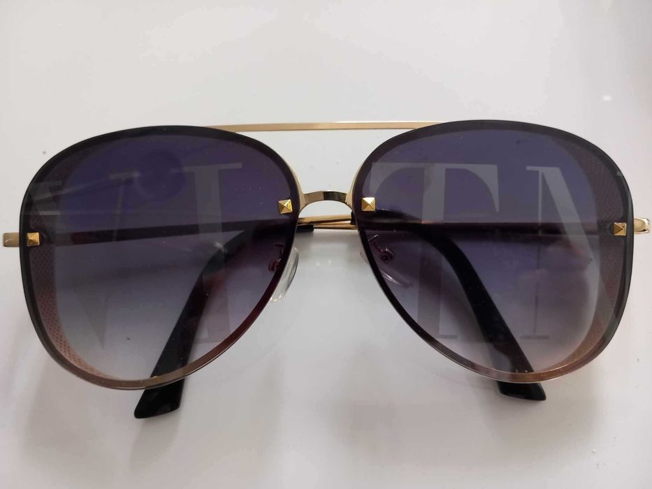 Okulary Valentino z monogramem na szkłach