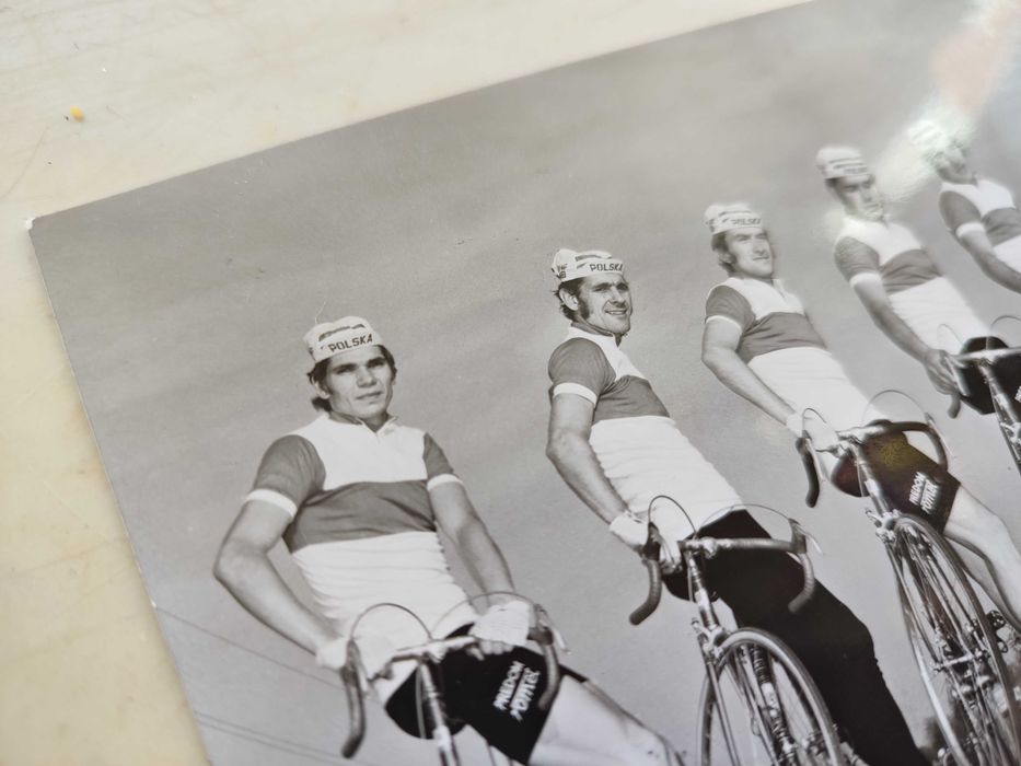 Stara kolekcjonerska  pocztówka Fiat 125 p Kolarstwo Monte Carlo