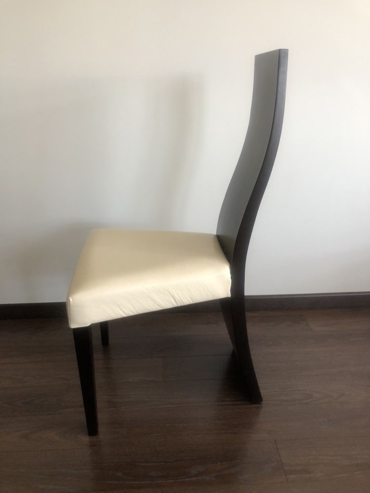 6 cadeiras de sala em Wengue com acento em pele branca