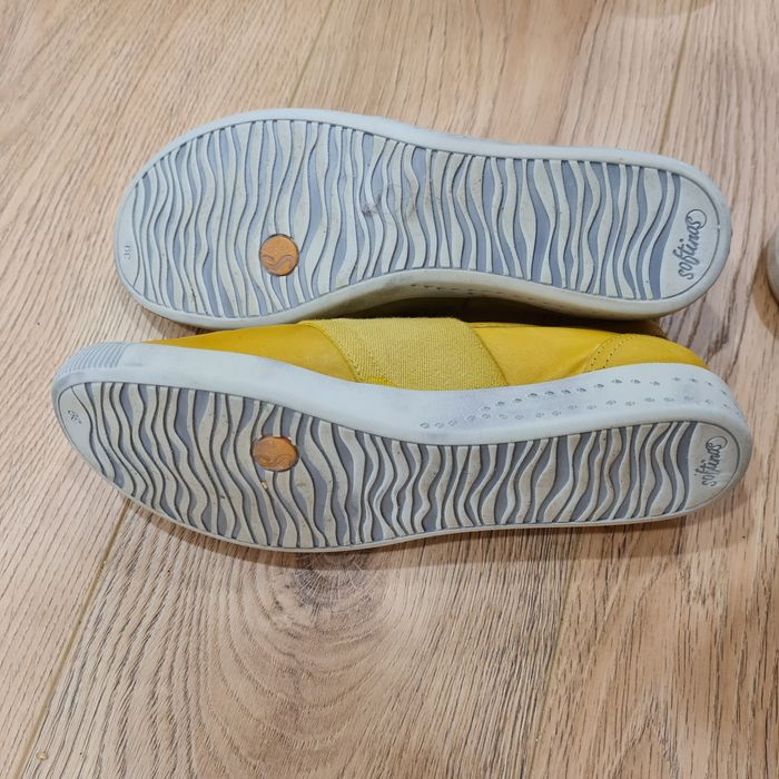 Sapatos amarelos da Softinos em tamanho 39