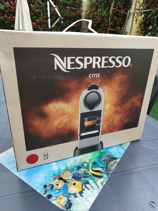 Máquina de café NESPRESSO Nova em CAIXA