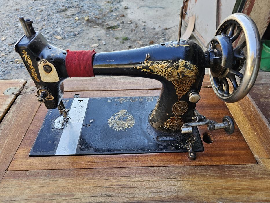 Раритетна швейна машинка зі станиною