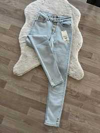 jasnoniebieskie jeansy esparanto z guziczkami 27