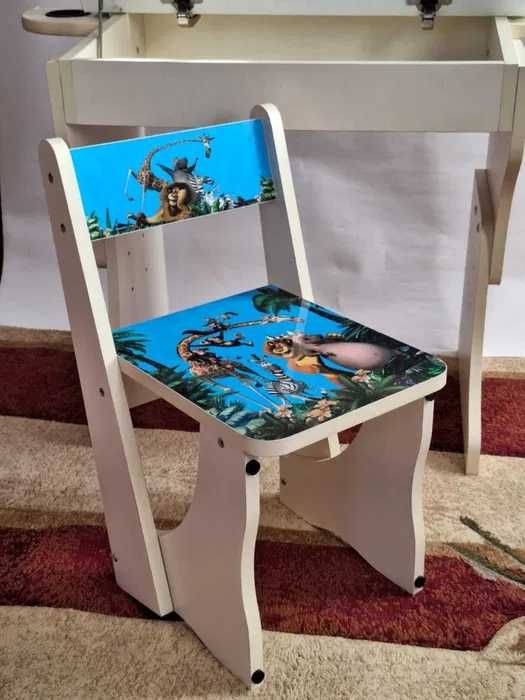 Дитяча парта-стіл з мольбертом «Мадагаскар» і регульованим стільцем