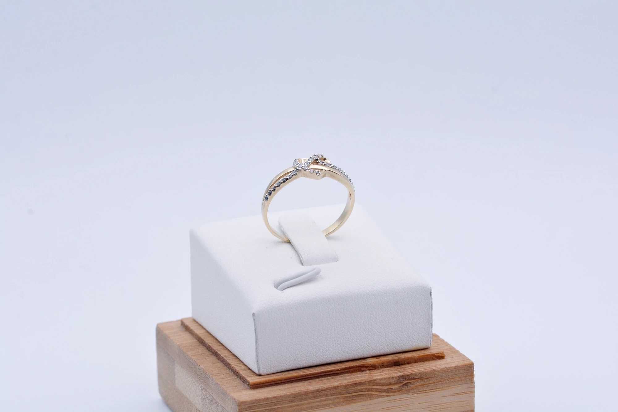 Śliczny złoty pierścionek w kształcie serca z cyrkoniami 333 zl603