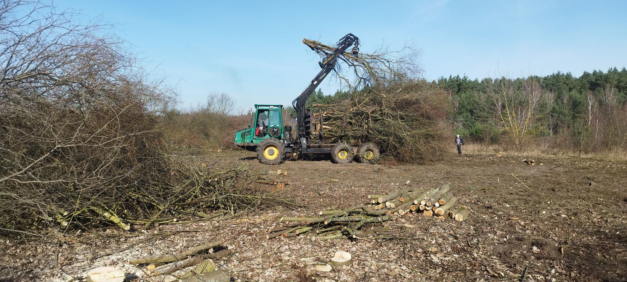 Karczowanie, równanie i odwodniene terenu, zakładanie trawników.