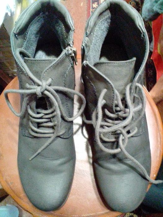 Взуття жіноче, три пари.Дивіться будь ласка