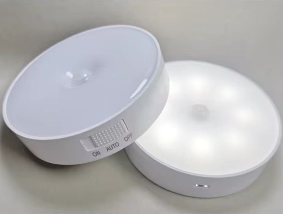 акумуляторна лампа з датчиком руху