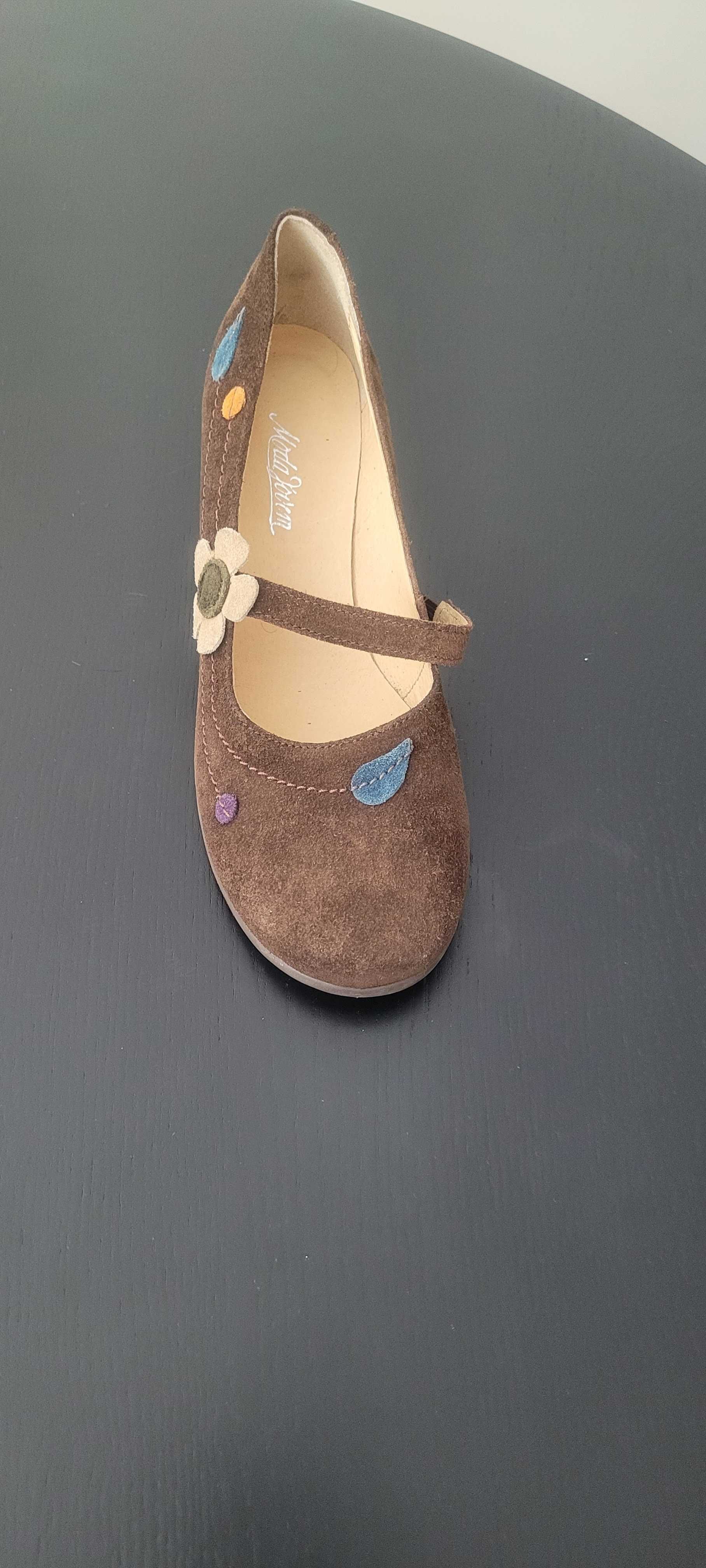 Sapatos castanhos com aplicação de flores