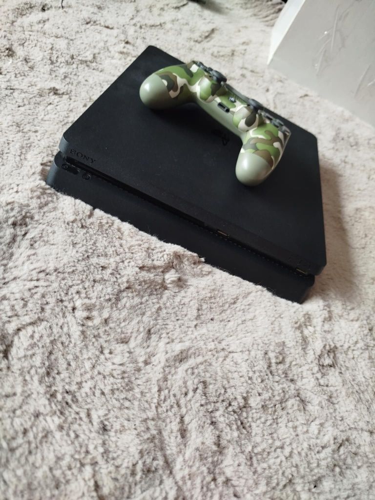 PlayStation 4 Slim 1TB  + 1 pad + ładowarka -- nie czyta płyt