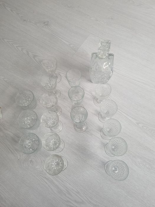 Copos com pé e garrafa