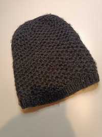 czarna czapka na zimę
