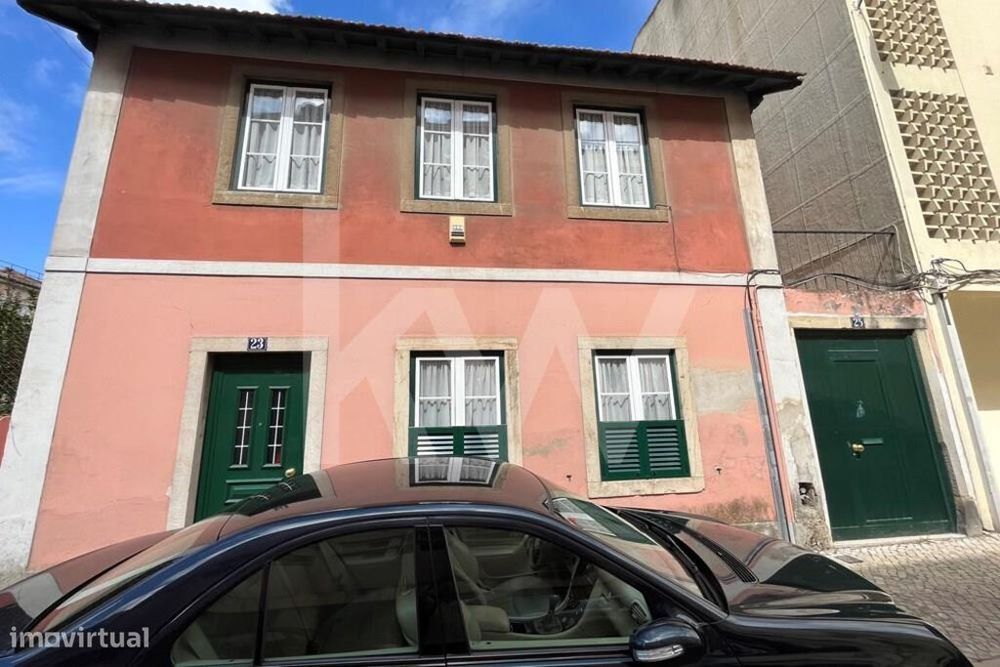 Moradia com 2 pisos e jardim no centro  de Benfica