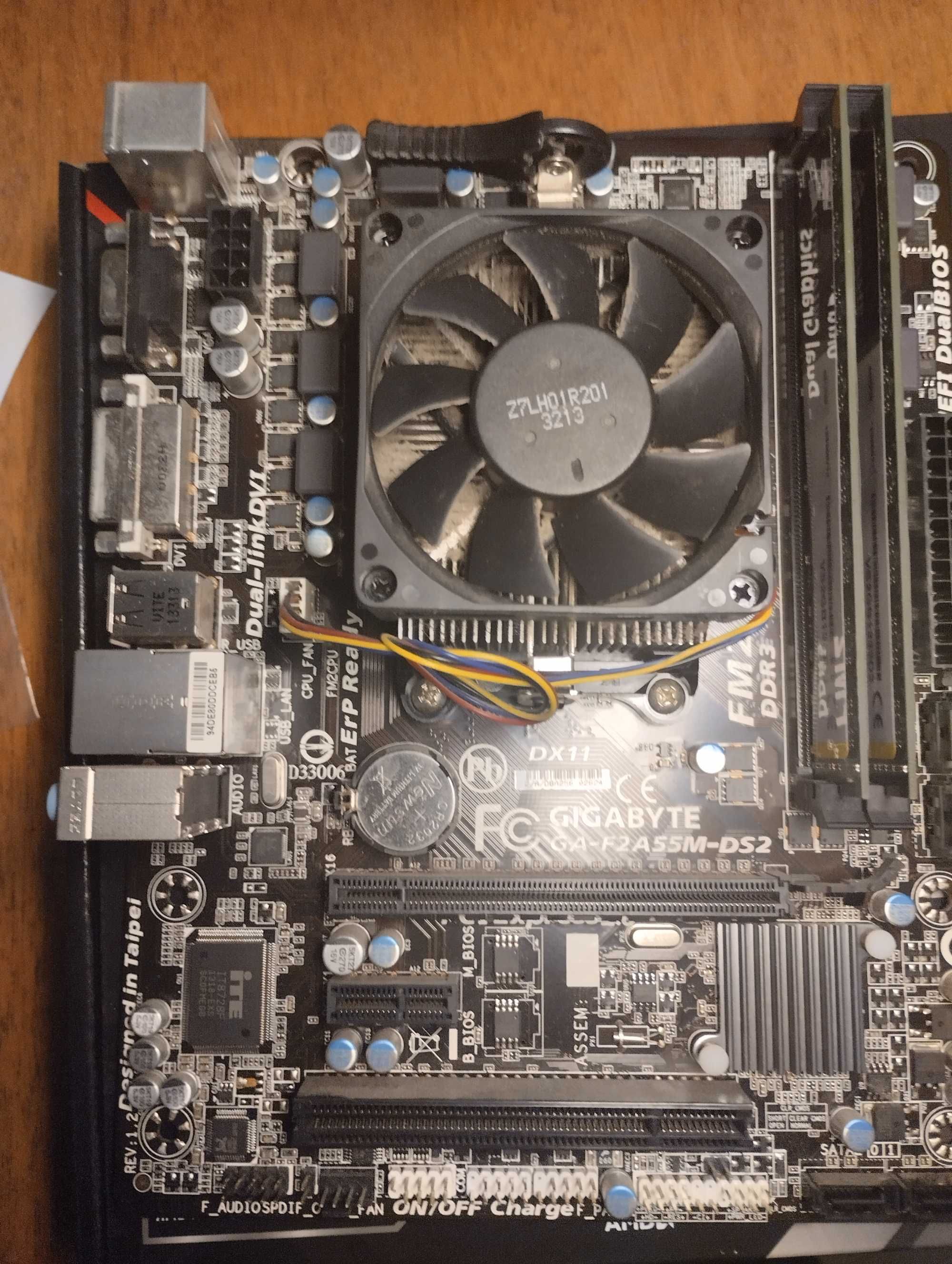 Комплект Gigabyte GA-F2A55M-DS2 FM2+ A4-4000 в идеальном состоянии