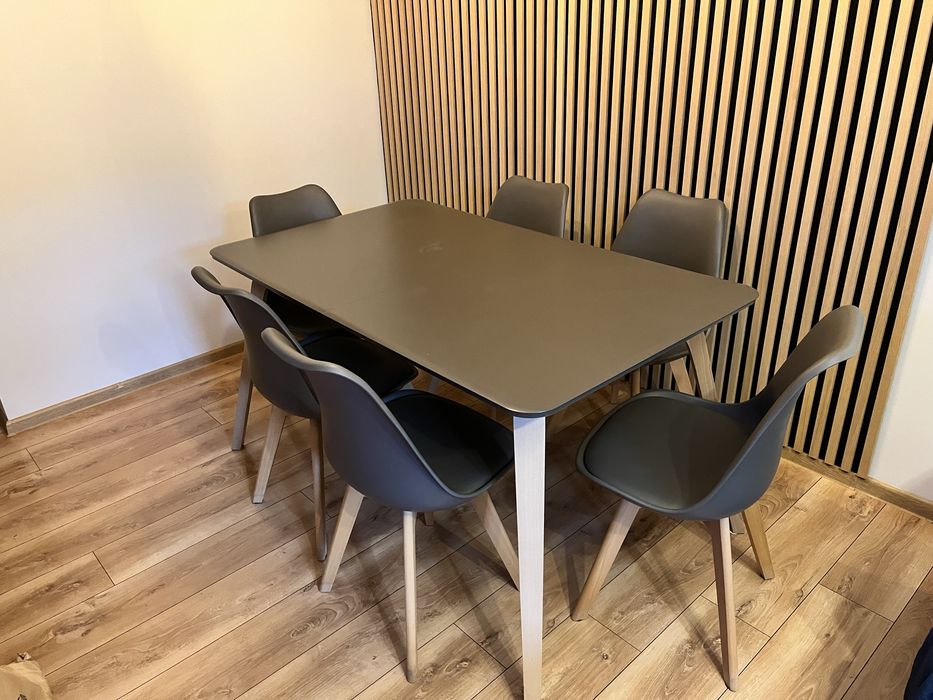 Szary stół i krzesła do salonu Agata Meble