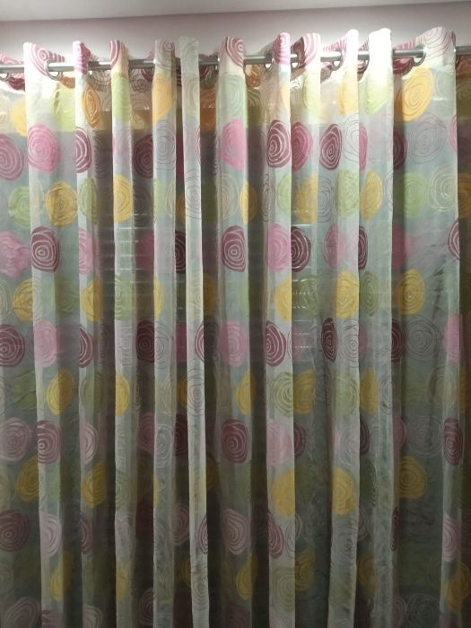 Cortinado de ilhós com varão em inox para quarto de menina