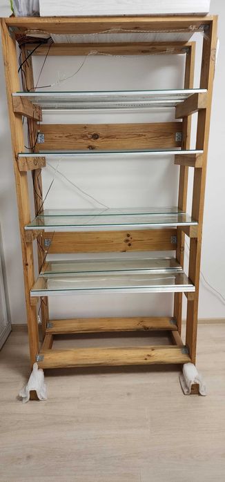 Дерев"яний стелаж з скляними полицями, лед стрічки