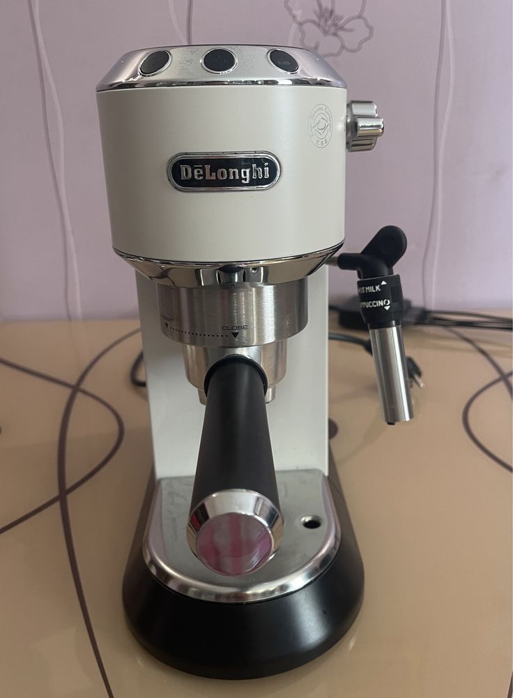 Кавоварка рожкова Delonghi EC 685.M