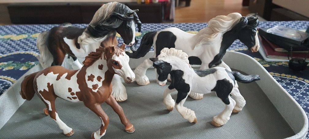 Zestaw 4 piękne figurki koni Schleich.