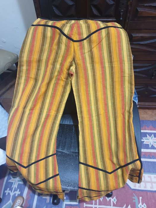 Calçado e roupas em 2a mão - várias