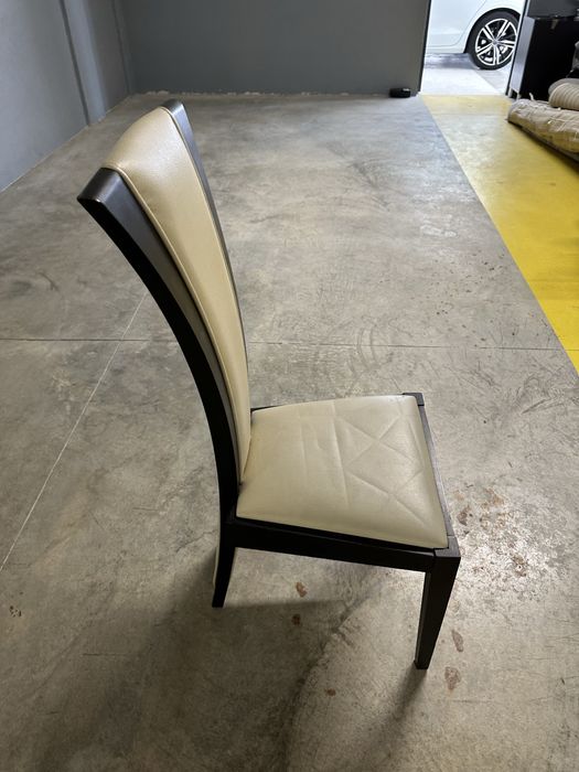 Mesa e cadeiras em pele de sala de jantar