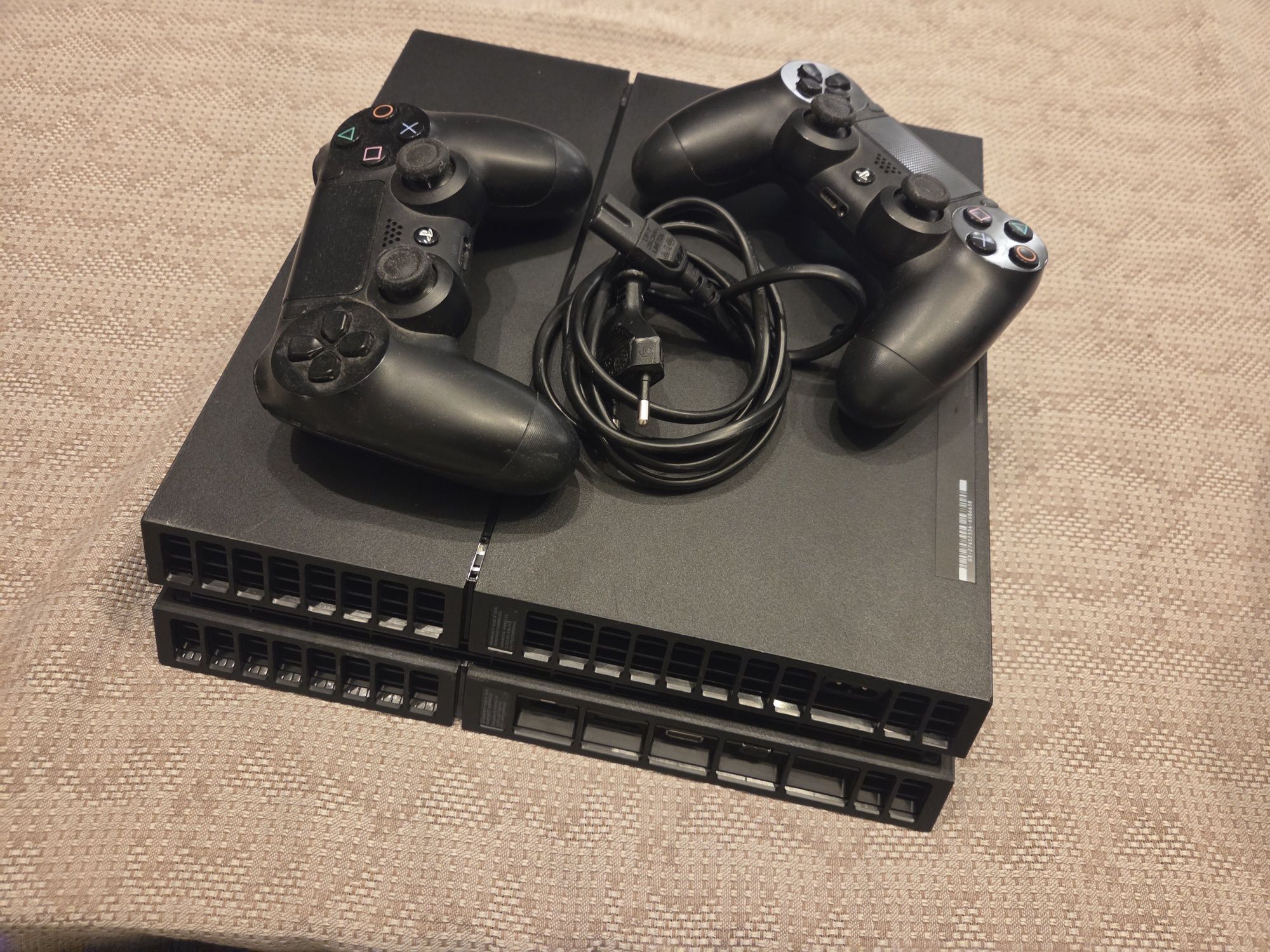 Vendo ps4 com 2 comandos  e volante thrustmaster T 150 como novo