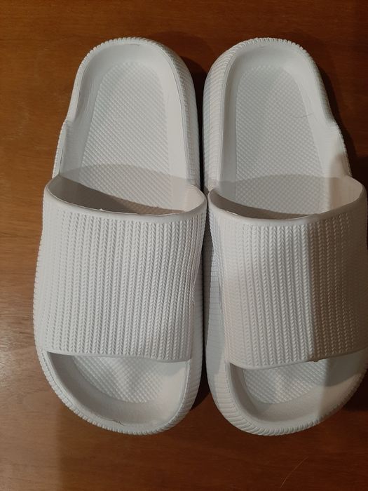 Chinelos brancos de mulher novos