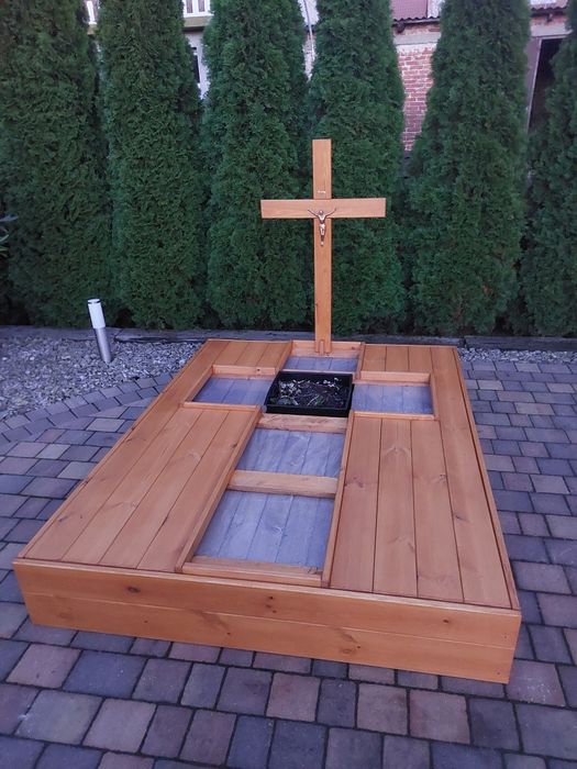 Nagrobek tymczasowy.  Drewniana obudowa grobu.