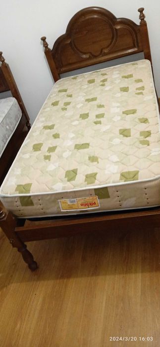 Mesa com  cadeiras e camas