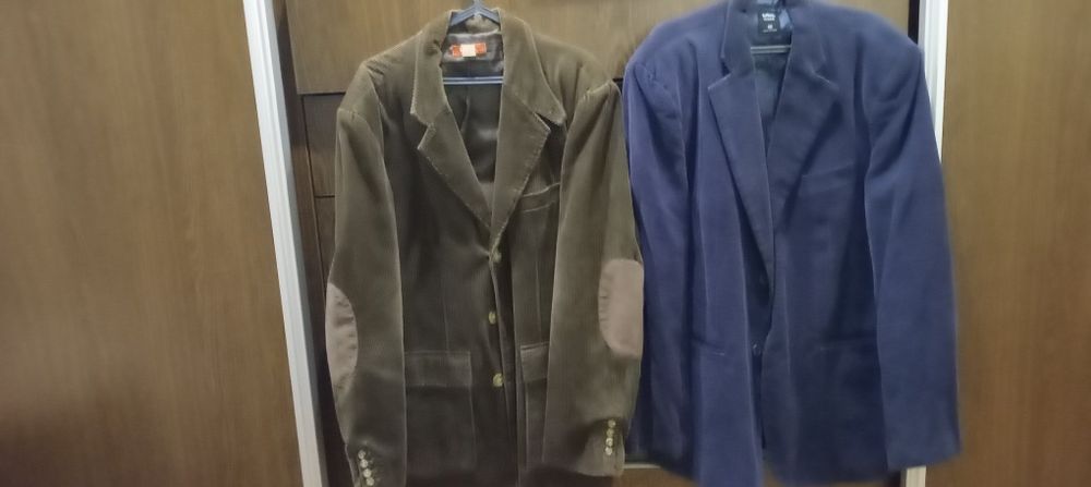 Dois blazeres um em castanho e outro azul marinho
