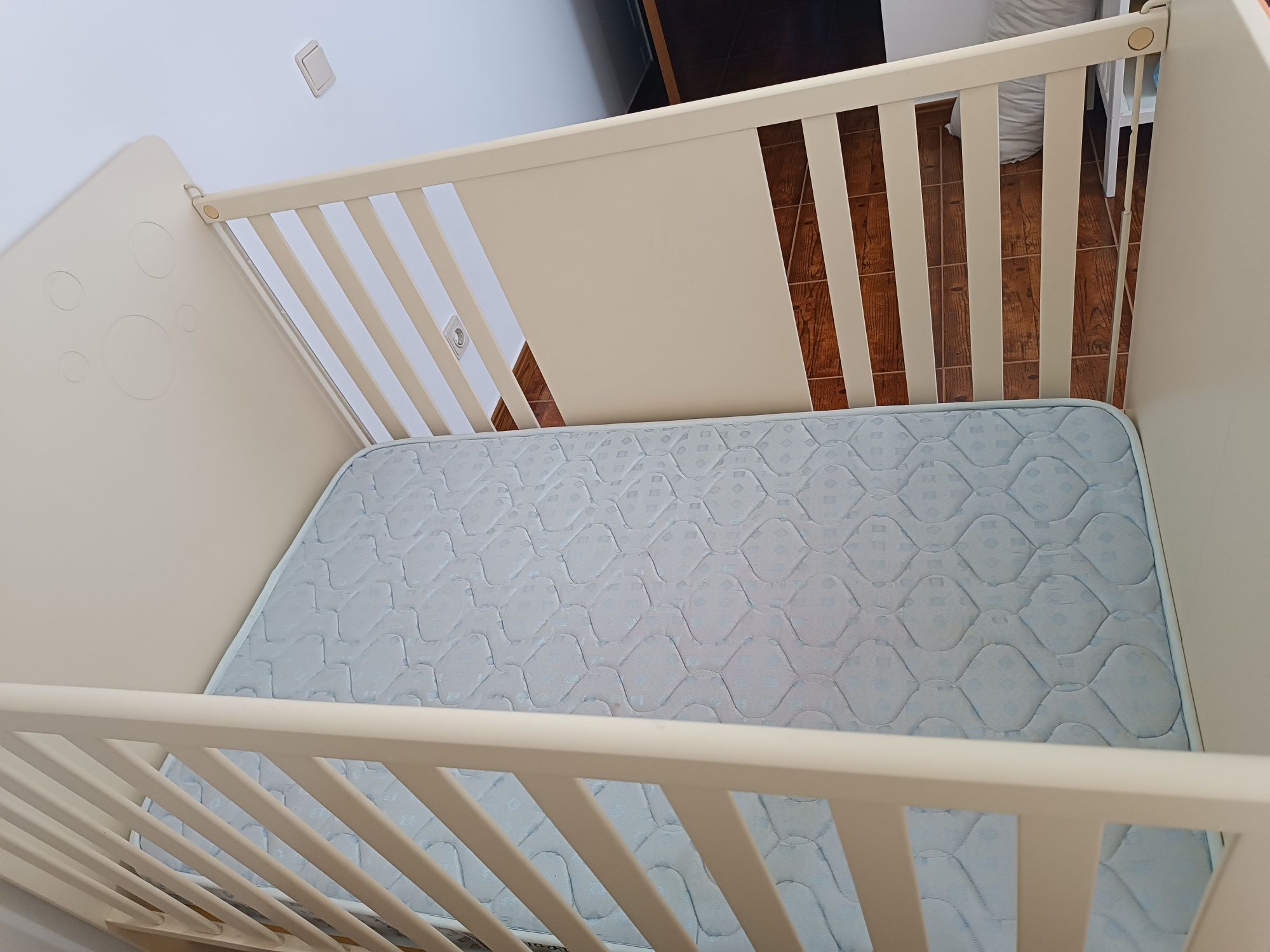 Berço de bebê convertível em cama