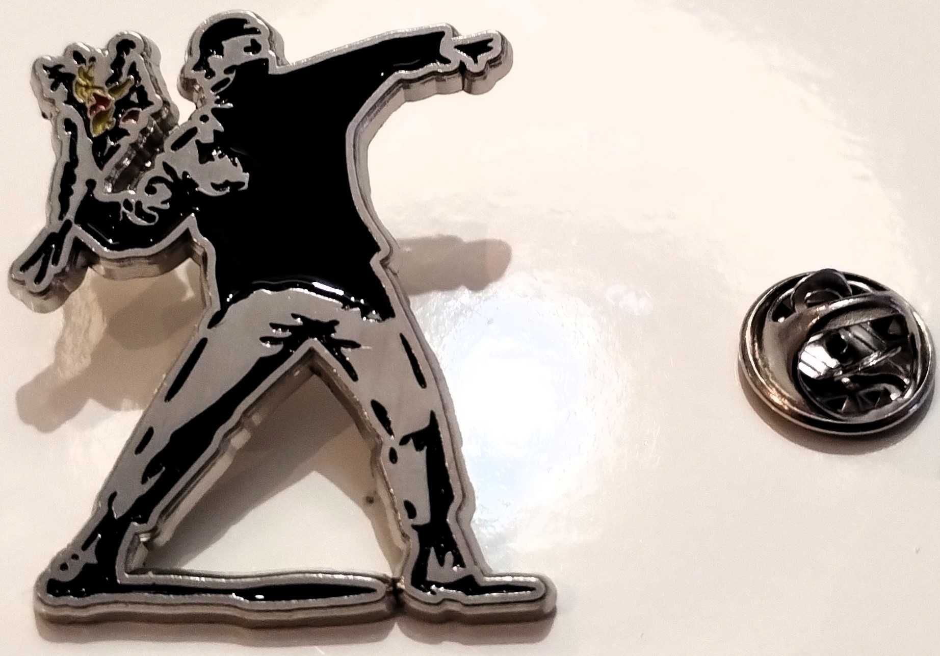 Pin Banksy Hoolingan Flores Metal Elevada Qualidade