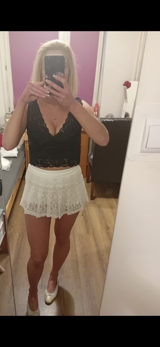 Czarny koronkowy crop top New Yorker S