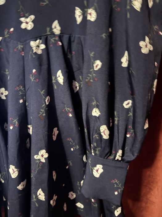 Романтична сукня з білим комірцем