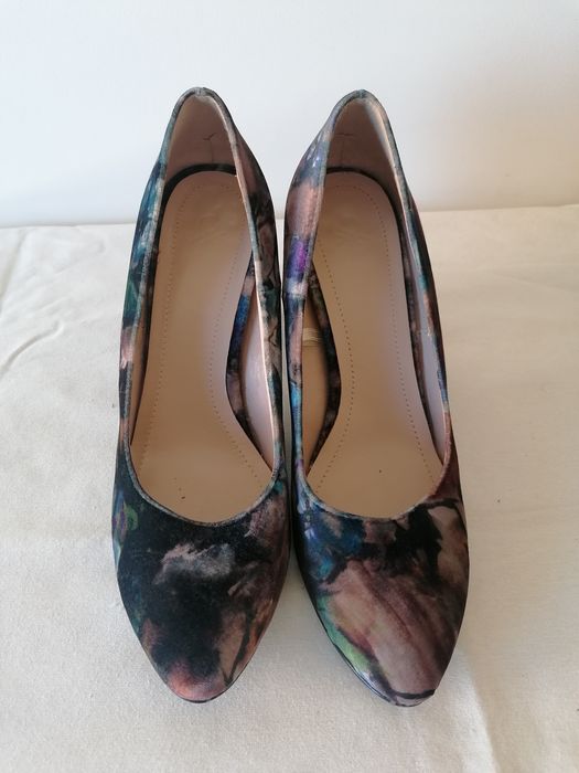 Sapatos salto Benetton em veludo floral 39