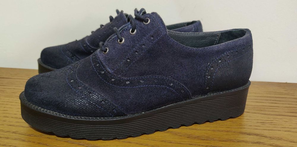 Sapatos azuis em pele camurça