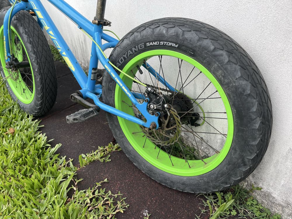 Fat bike , par ( gemeos )