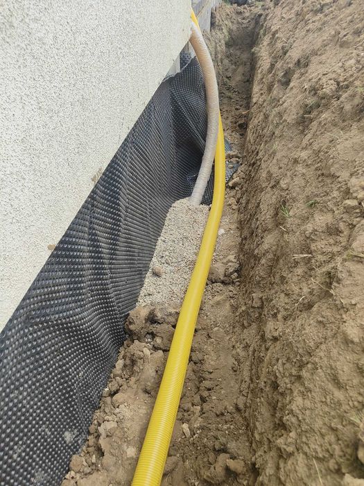 Hydroizolacja fundamentów minikoparka drenaż odwodnienie przyłącze