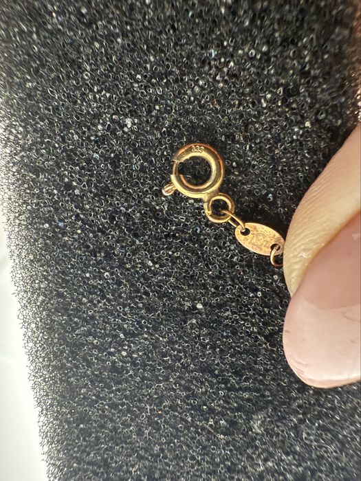 Złota bransoletka celebrytka 333 skrzydełka z białym kryształem