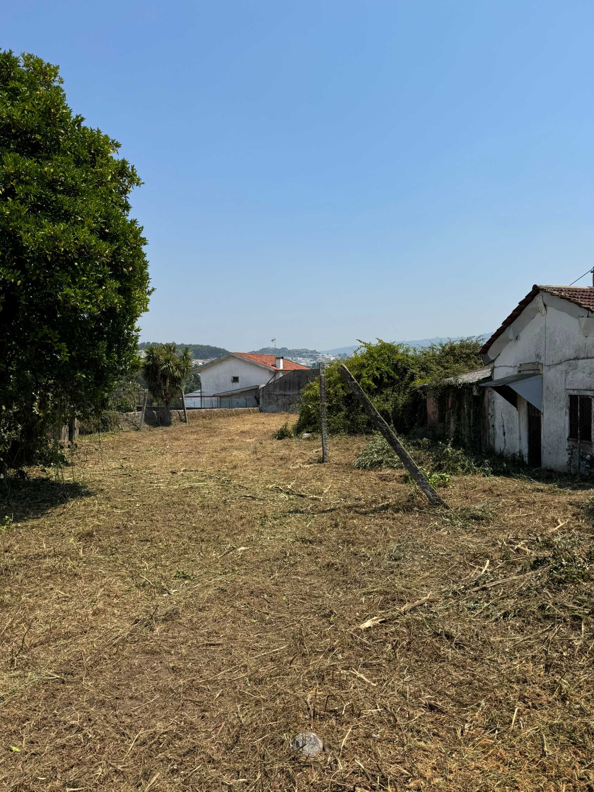 Terreno com 2 Casas em Ruínas – 4 min da A11 e 12 min a pé do comboio