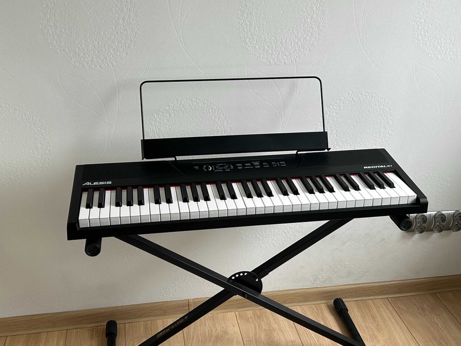 Alesis Recital 61 – kompaktowe pianino cyfrowe ze stojakiem
