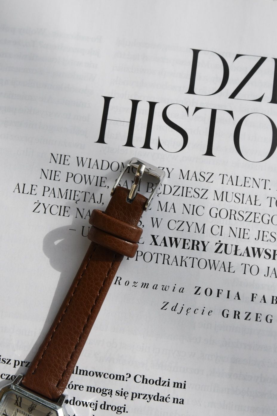 Vintage zegarek z brązowym paskiem i białą tarczą retro old money
