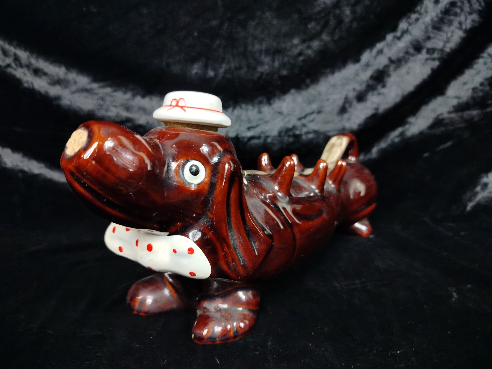 Stara ceramiczna karafka pies Jamnik