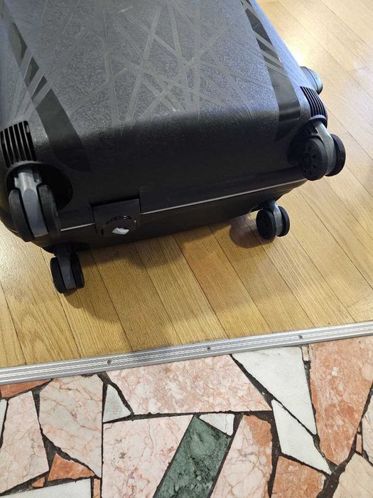 Чемодан из полипропилена 4-х колесах Roncato Light Черный (средний)