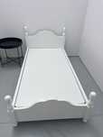 2 camas brancas com estrado 190x90