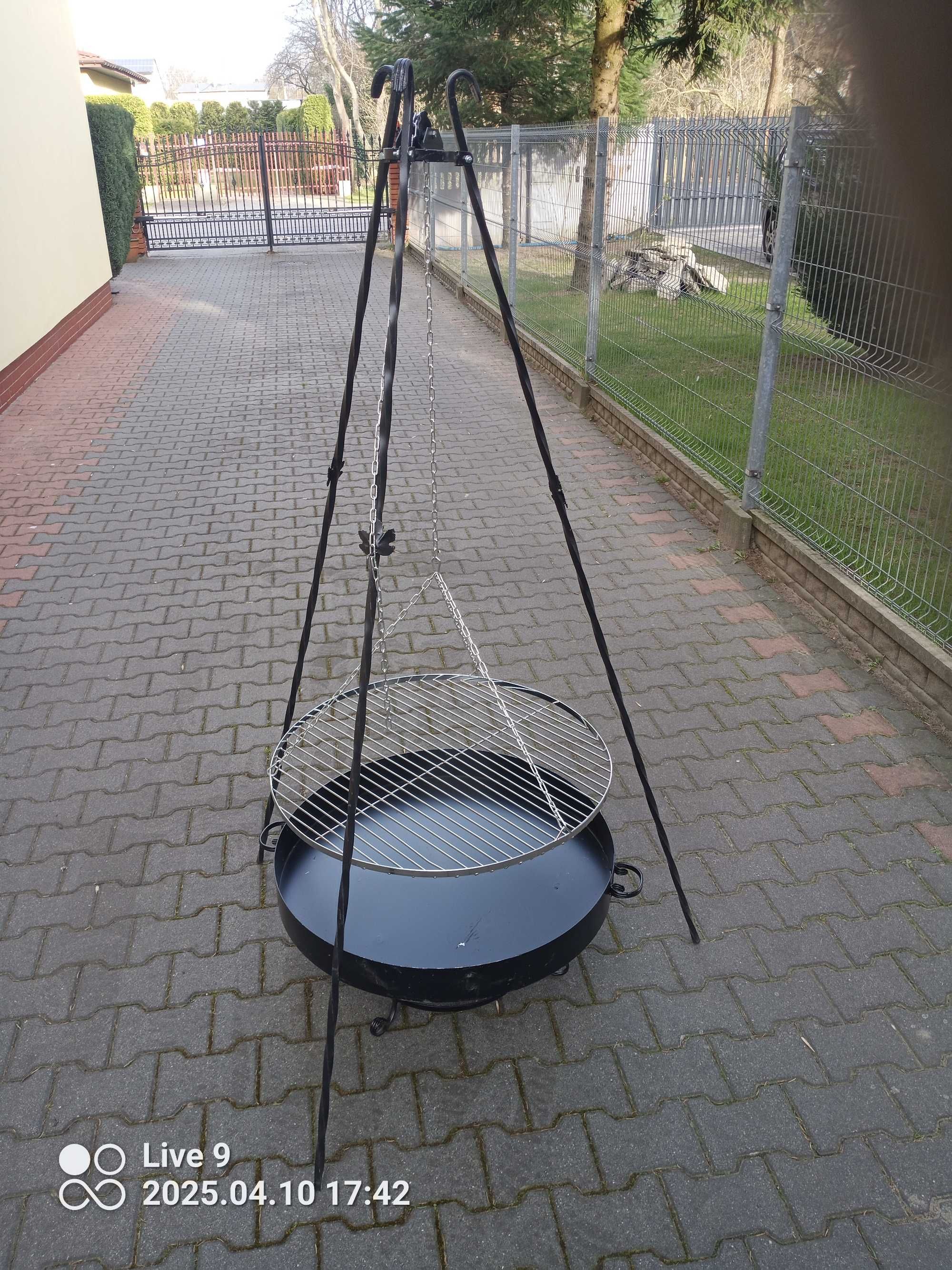Grill ogrodowy wiszący na trójnógu