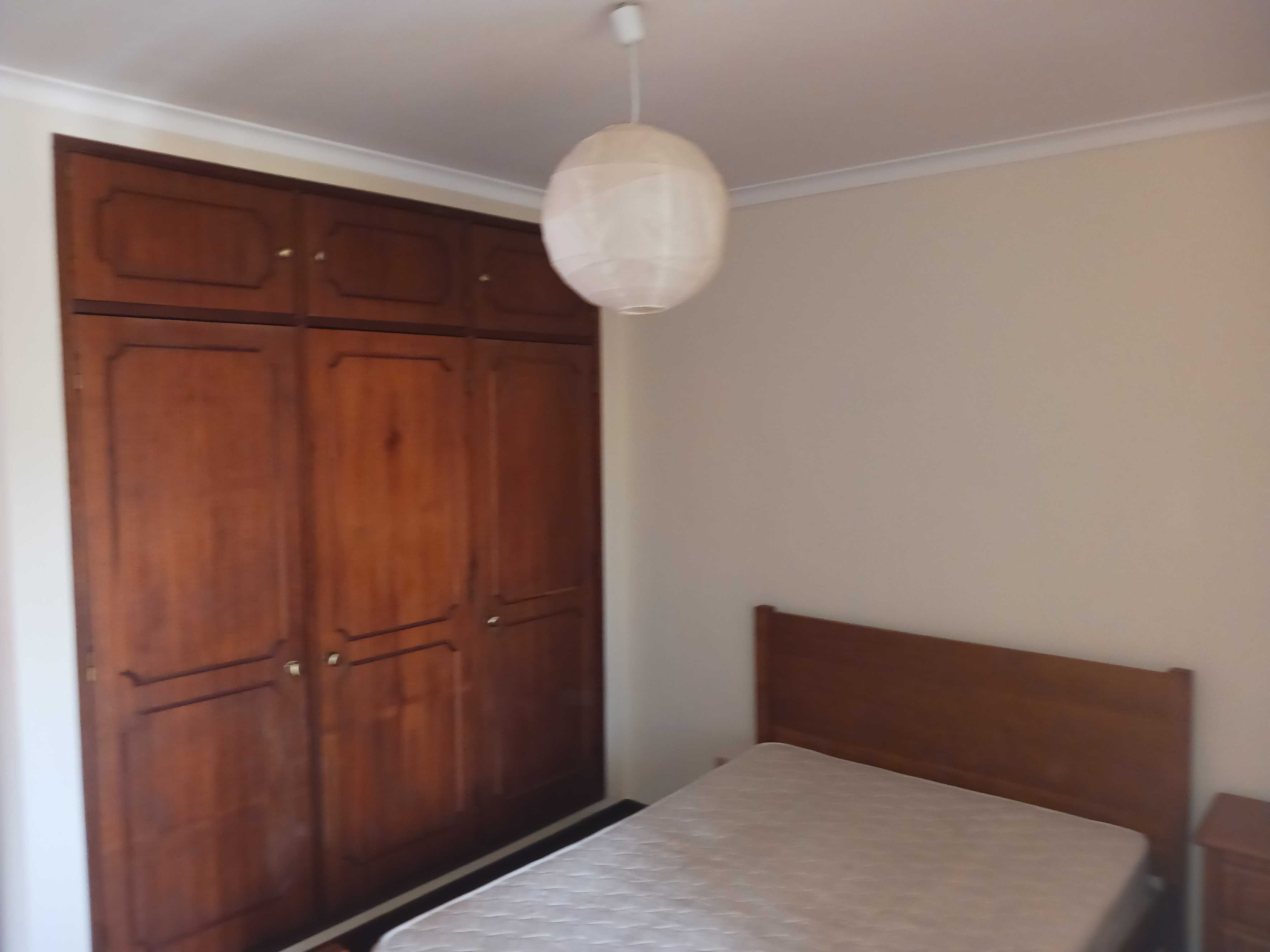 Arrenda-se apartamento T2 bem localizado